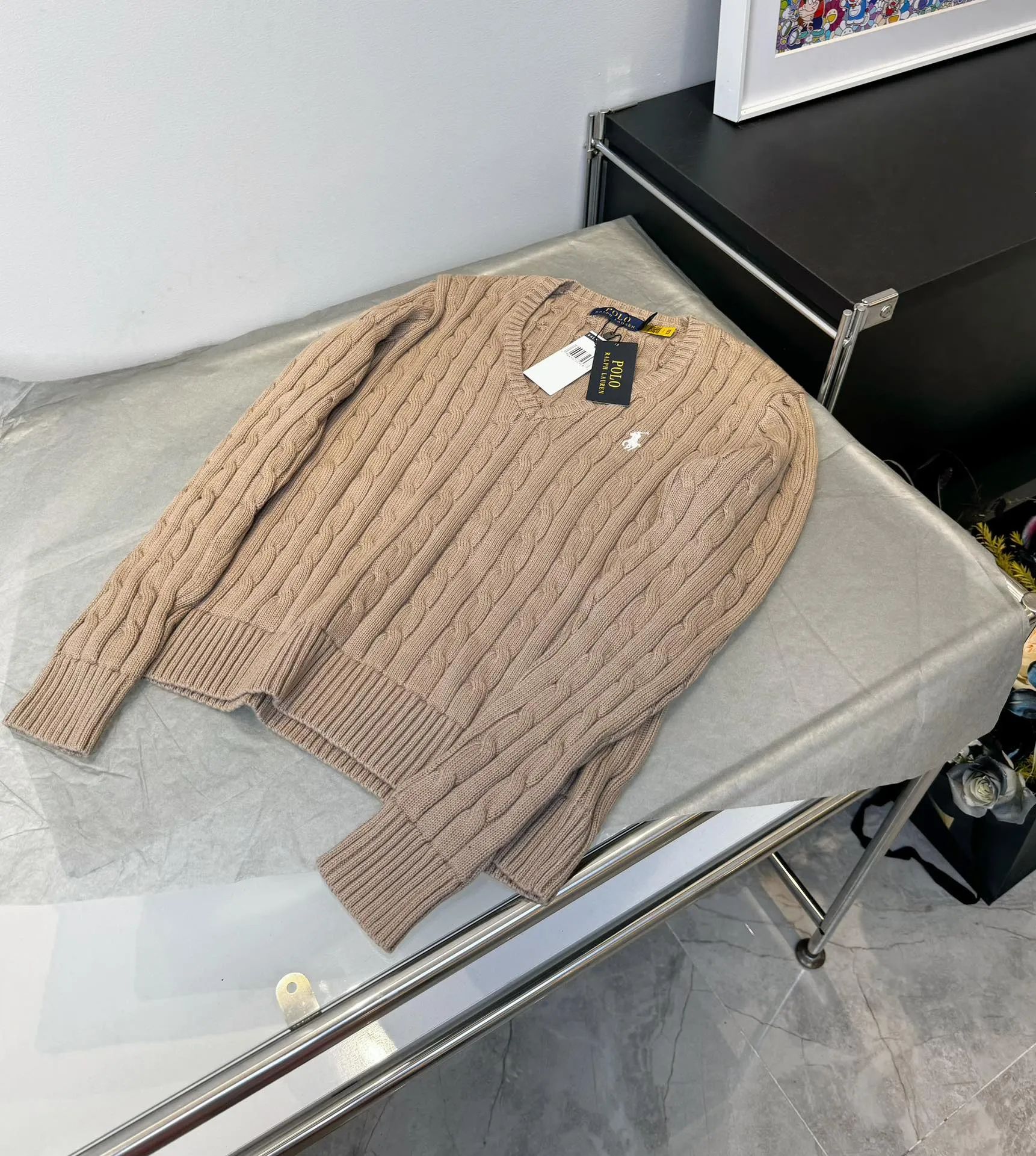 🅿️220 Style number: L04 (khaki) Ralph Lauren RL classic war horse logo embroidered cable pattern twist button V-neck knitted sweater on the chest, same style for men and women, 9 colors Color: beige, navy, black, chick yellow, sky blue, khaki, red, gray, purple Size: XSSML M Shoulder Width 36 Clothes Length 58 Bust 44 L Shoulder Width 37 Clothes Length 60 Bust 46 Soft and glutinous🧶🫶The style is a very classic cable sweater American retro college style Perfect hand comfort. It is a must-have item for spring, autumn and winter wardrobes. It looks great when worn alone or layered as an inner wear. High-density LOGO embroidery on the chest, and original customization of tag accessories. Made of pure cotton yarn 🧶 blended with wool, pure cotton is skin-friendly and comfortable, small label war horse embroidered twist turtleneck sweater 🐎 high quality. Follow the blogger to learn how to wear it! Let’s get a Ralph Lauren cable sweater. It’s a super hard-to-find series after it became popular. It’s hard to find one on the official website. It’s simple and practical to wear, with a lazy and loose feel. The thickened fabric has a more texture, soft and delicate feel, and a loose fit. Whether worn alone or layered, you can wear different styles of fashion with just one piece. ⚠️Contains wool products🦙 Pay attention to the washing method to avoid shrinkage
